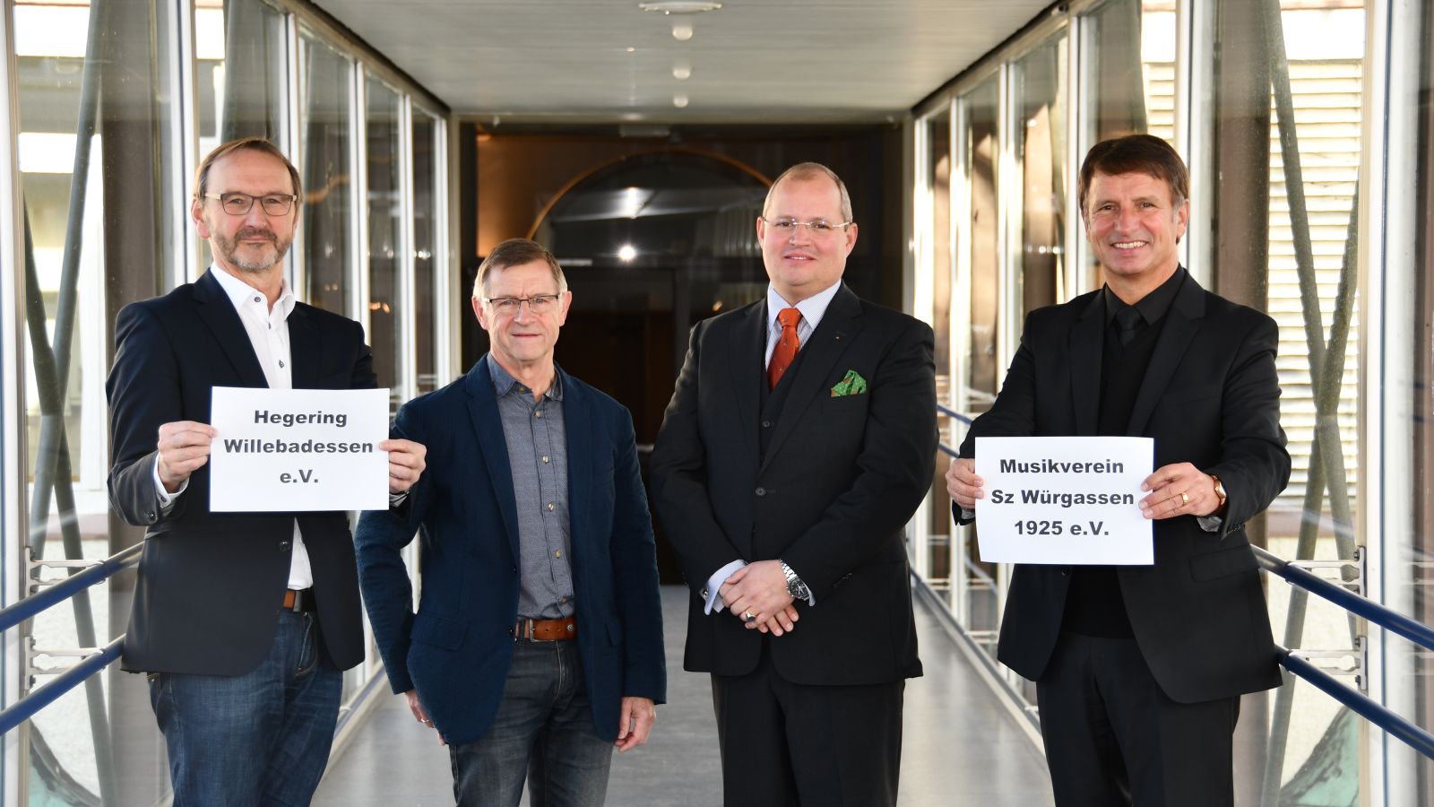 Landrat Michael Stickeln (r) und Fachbereichsleiter Matthias Kämpfer (l.) bedanken sich persönlich beim Vorsitzenden des Stahler Blasorchesters Rudi Weber (2.v.l.) und dem Geschäftsführer des Unternehmens FM&S aus Steinheim Ernst-Friedrich Meißner (3.v.l.). Ebenso wie der Musikverein Spielmannszug Würgassen, der Hegering Willebadessen und Hiltrud Gockeln aus Brakel hatten sie großzügige Beträge von teilweise über 1.000 Euro an die Ukraine-Hilfe des Kreises Höxter gespendet.