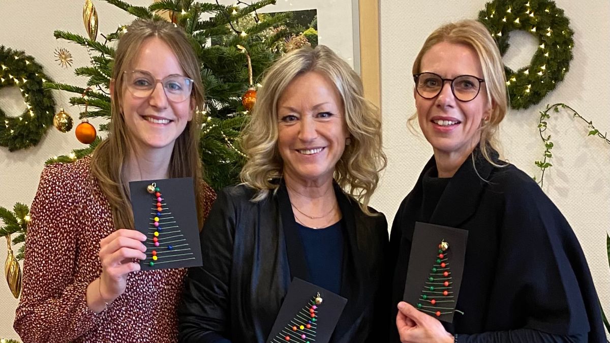 Hier bei der Übergabe der Weihnachtspost: Frau von Heesen von Grundschule Karlstraße, Frau Müller vom Seniorenhaus an der Weserbrücke sowie Frau Engelke aus dem Aktionsteam-Ehrenamt des ZEE. Hier bei der Übergabe der Weihnachtspost: Frau von Heesen von Grundschule Karlstraße, Frau Müller vom Seniorenhaus an der Weserbrücke sowie Frau Engelke aus dem Aktionsteam-Ehrenamt des ZEE.