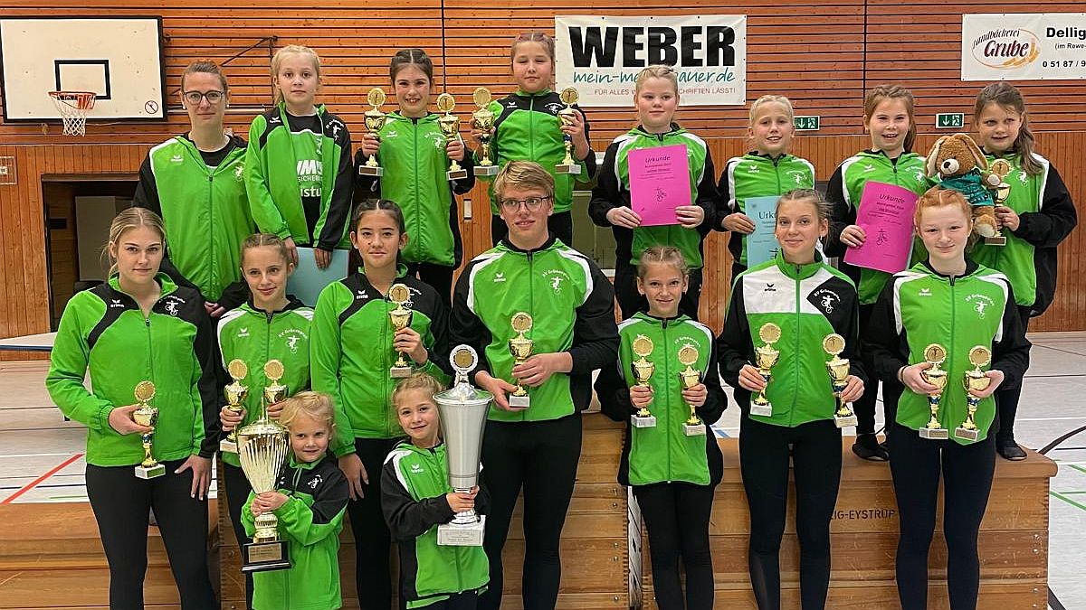 Michelle Meyer, Greta Steuer, Milla Hillebrand, Naraja Riemer, Juliane Haasper, Louisa Schmalz, Lia Westphal, Mila Lotta Markgraf Reihe 2 von links: Angelina Lange, Annike Sonnemann, Ann-Sophie Köhnen, Janne Ole Fricke, Luise Thomschke, Emma Thomschke, Carla Rudert Michelle Meyer, Greta Steuer, Milla Hillebrand, Naraja Riemer, Juliane Haasper, Louisa Schmalz, Lia Westphal, Mila Lotta Markgraf Reihe 2 von links: Angelina Lange, Annike Sonnemann, Ann-Sophie Köhnen, Janne Ole Fricke, Luise Thomschke, Emma Thomschke, Carla Rudert