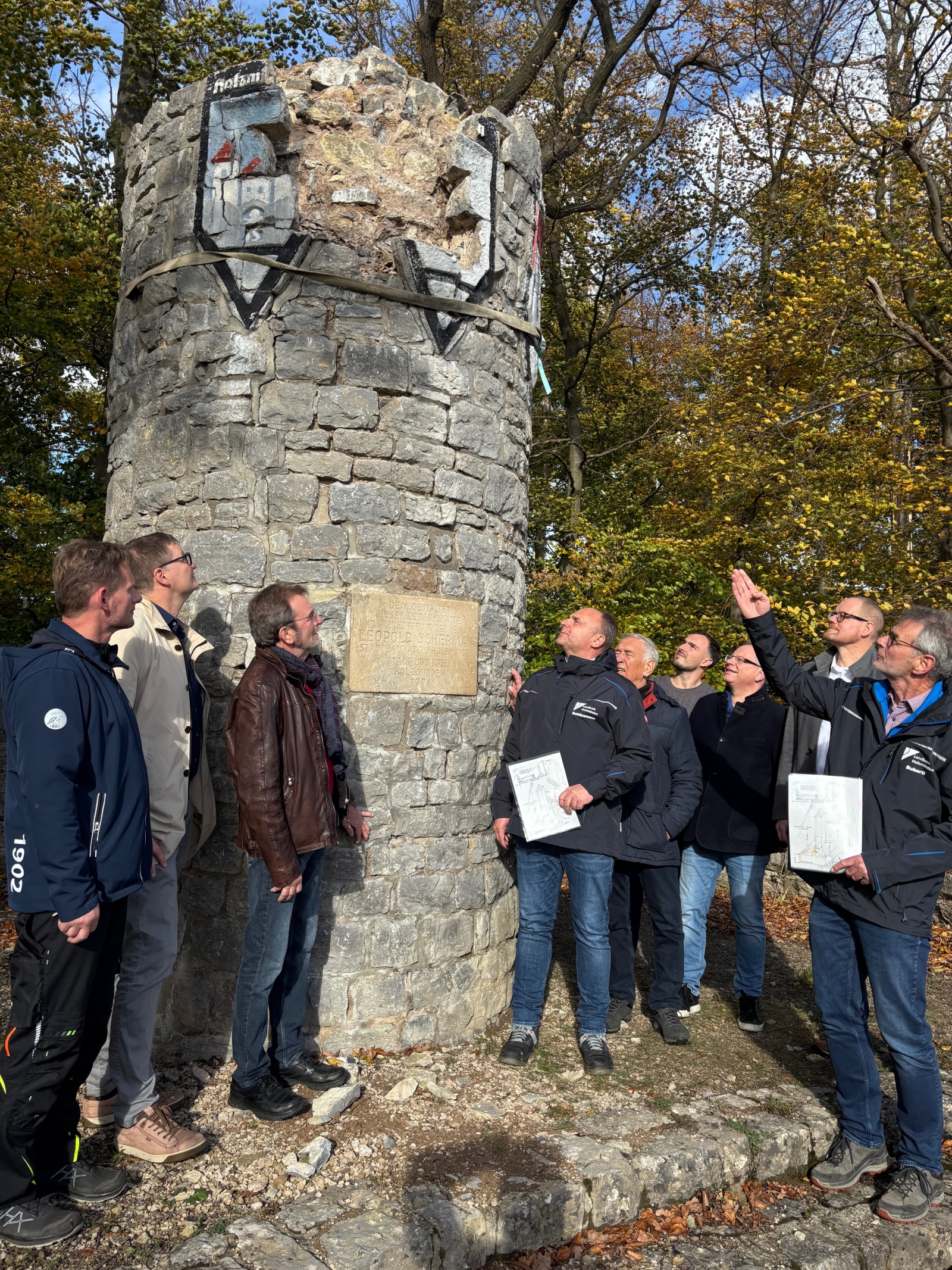 Sind froh über eine machbare Lösung für das Denkmal: Sten Anders (Bürgermeister Grave), Thomas Bodenhage (Bürgermeister Polle), Thomas Meyer-Hermann, Landrat Michael Schünemann, Manfred Weiner (Gemeindedirektor Ottenstein), Tobias Enkemeier (Gebäudewirtschaft Landkreis Holzminden), Fred Burkert (stellvertretender Stadtdirektor Bodenwerder), Michael Helmig (Stadt Bodenwerder und Samtgemeinde Bodenwerder-Polle) und Kreisbaurat Ralf Buberti. Sind froh über eine machbare Lösung für das Denkmal: Sten Anders (Bürgermeister Grave), Thomas Bodenhage (Bürgermeister Polle), Thomas Meyer-Hermann, Landrat Michael Schünemann, Manfred Weiner (Gemeindedirektor Ottenstein), Tobias Enkemeier (Gebäudewirtschaft Landkreis Holzminden), Fred Burkert (stellvertretender Stadtdirektor Bodenwerder), Michael Helmig (Stadt Bodenwerder und Samtgemeinde Bodenwerder-Polle) und Kreisbaurat Ralf Buberti.