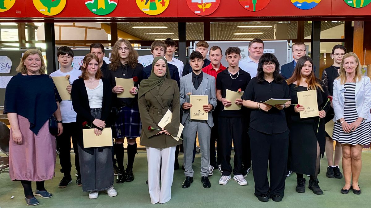 Die Klasse 10b mit dem Klassenleitungsteam Gabriele Stracke und Birgitt Kokemüller. Die Klasse 10b mit dem Klassenleitungsteam Gabriele Stracke und Birgitt Kokemüller.