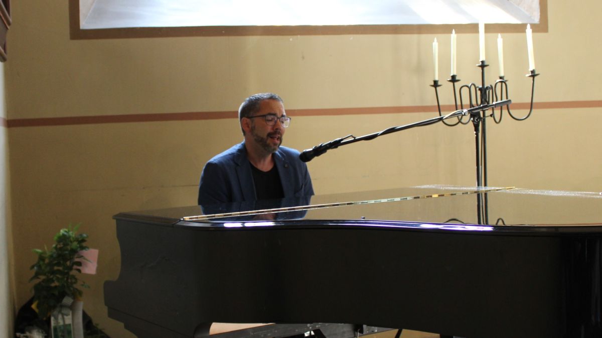 Patrick Martynus (Lehrer) sorgte am Klavier mit „Under Your Scars“ von Godsmack für einen bewegenden musikalischen Moment in der Schlosskapelle. Patrick Martynus (Lehrer) sorgte am Klavier mit „Under Your Scars“ von Godsmack für einen bewegenden musikalischen Moment in der Schlosskapelle.