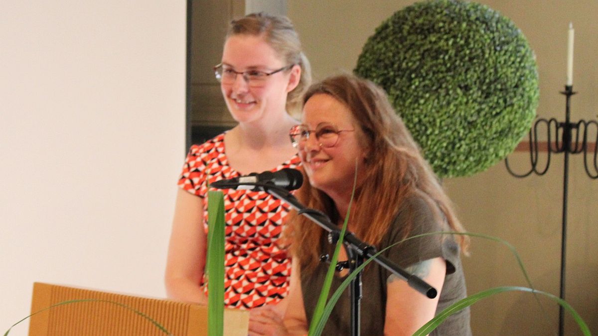 Janine Wortmann und Michaela Sauthoff-Kaiser (Klassenlehrerinnen der Abschlussklassen) blickten mit persönlichen Worten auf die gemeinsame Schulzeit zurück. Janine Wortmann und Michaela Sauthoff-Kaiser (Klassenlehrerinnen der Abschlussklassen) blickten mit persönlichen Worten auf die gemeinsame Schulzeit zurück.