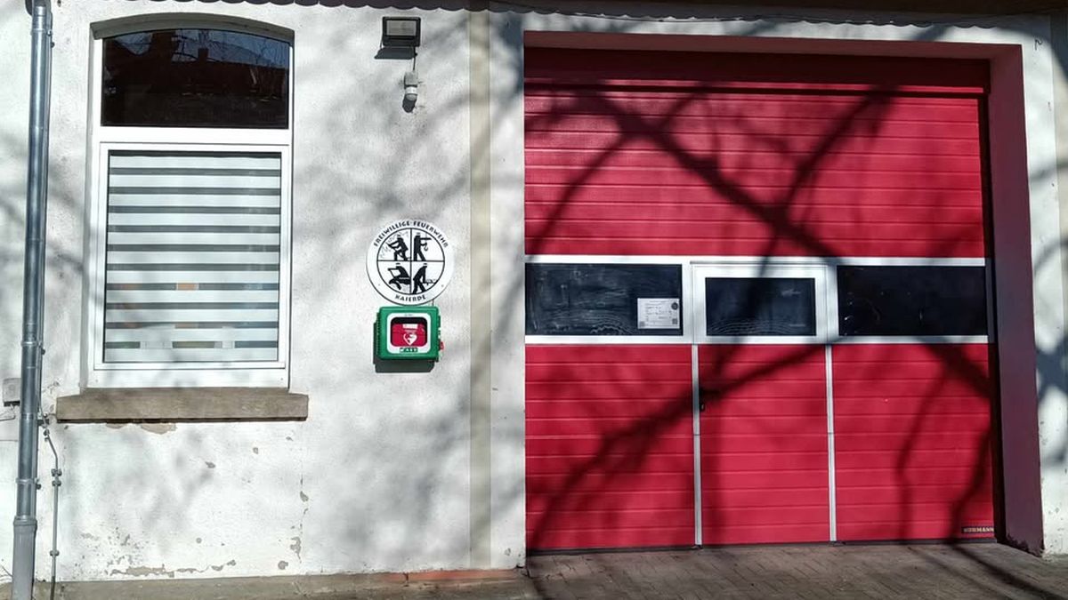 Neuer Defibrillator am Feuerwehrhaus in Kaierde. Neuer Defibrillator am Feuerwehrhaus in Kaierde.
