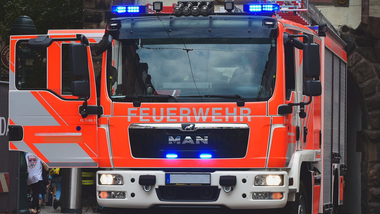 Dichter Qualm aus Bus: Feuerwehr bringt Lage in Negenborn schnell unter Kontrolle
